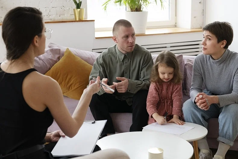 Aile İçi İletişim Sorunları ve Etkili Çözüm Yolları / Uzm. Kl. Psk. Esra SAYIN